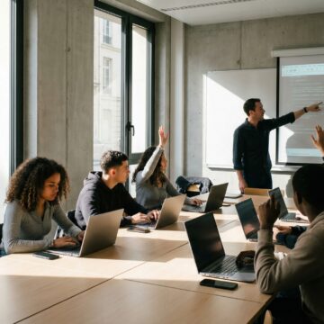 Des étudiants en train d'apprendre les métiers de la cybersécurité