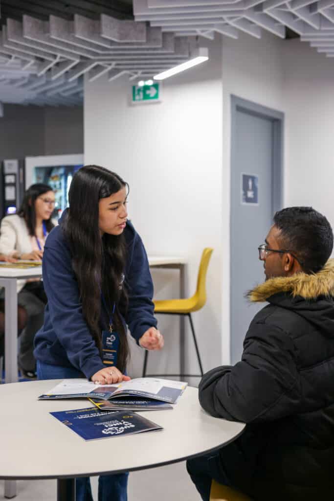 Nos étudiants et étudiantes participent aux portes ouvertes de notre école informatique de Paris - La défense pour répondre à vos questions.