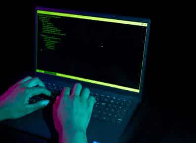 Étudiant en train de programmer sur un ordinateur à Sup de Vinci
