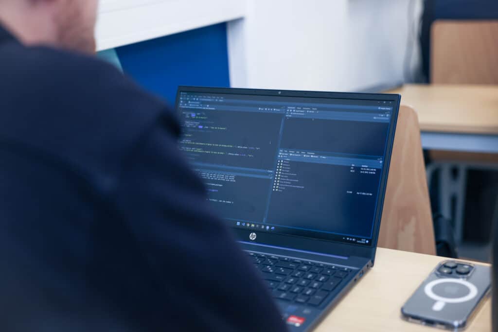 Etudiant qui travaille sur un ordinateur, big data